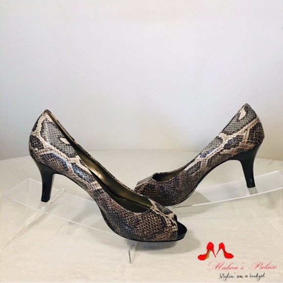 Bandolino Snakeskin Print Peep Toe Heels - Picture 4 of 7